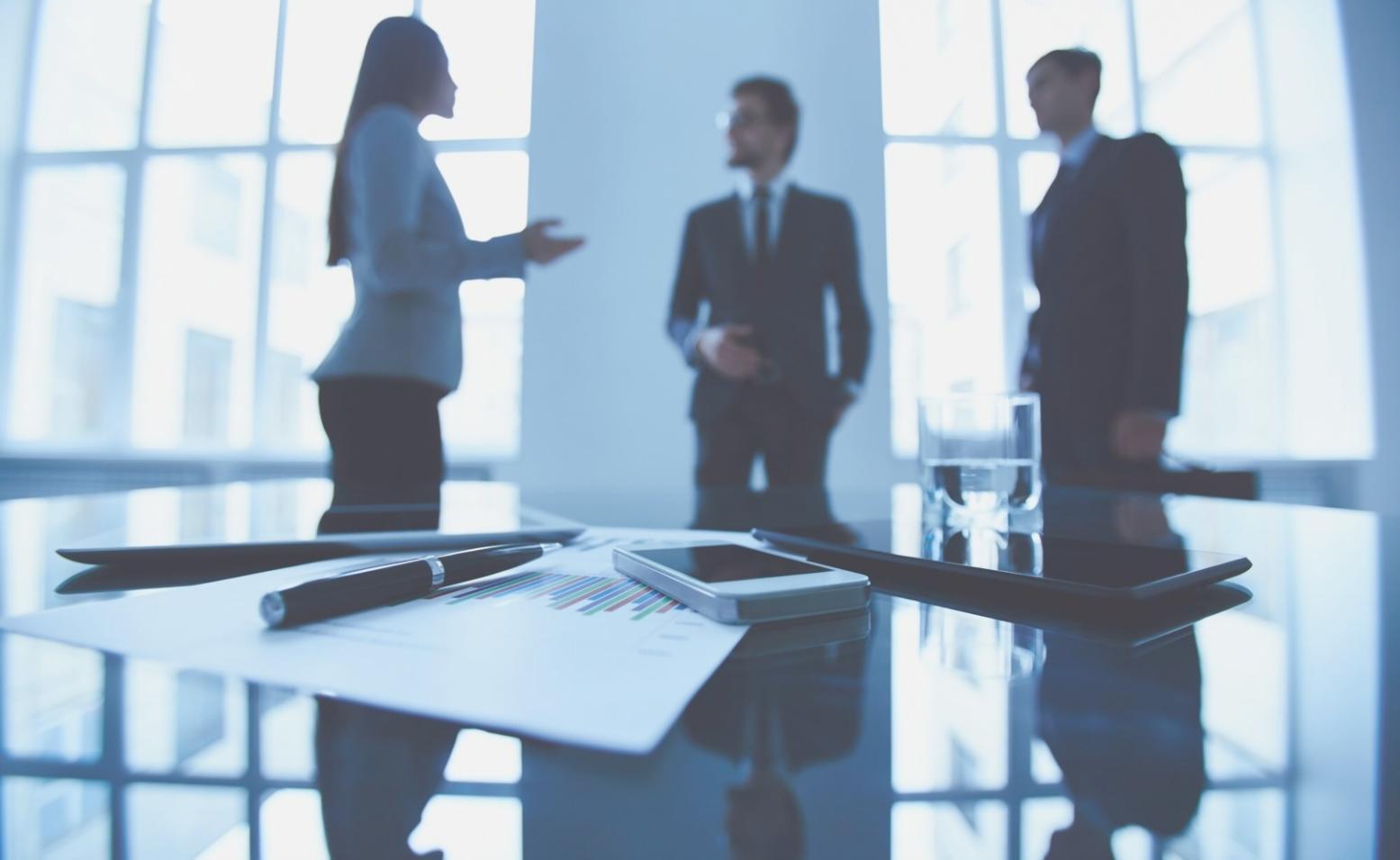 Équipe d'experts synoriaquex analysant des données financières